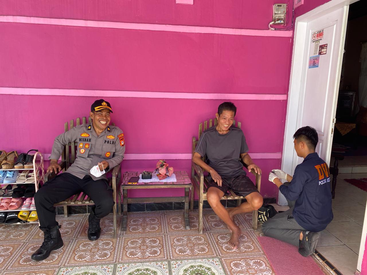 Wujud Empati, Kabag SDM Polres Palopo Berkunjung Kerumah Personil Yang Sedang Sakit