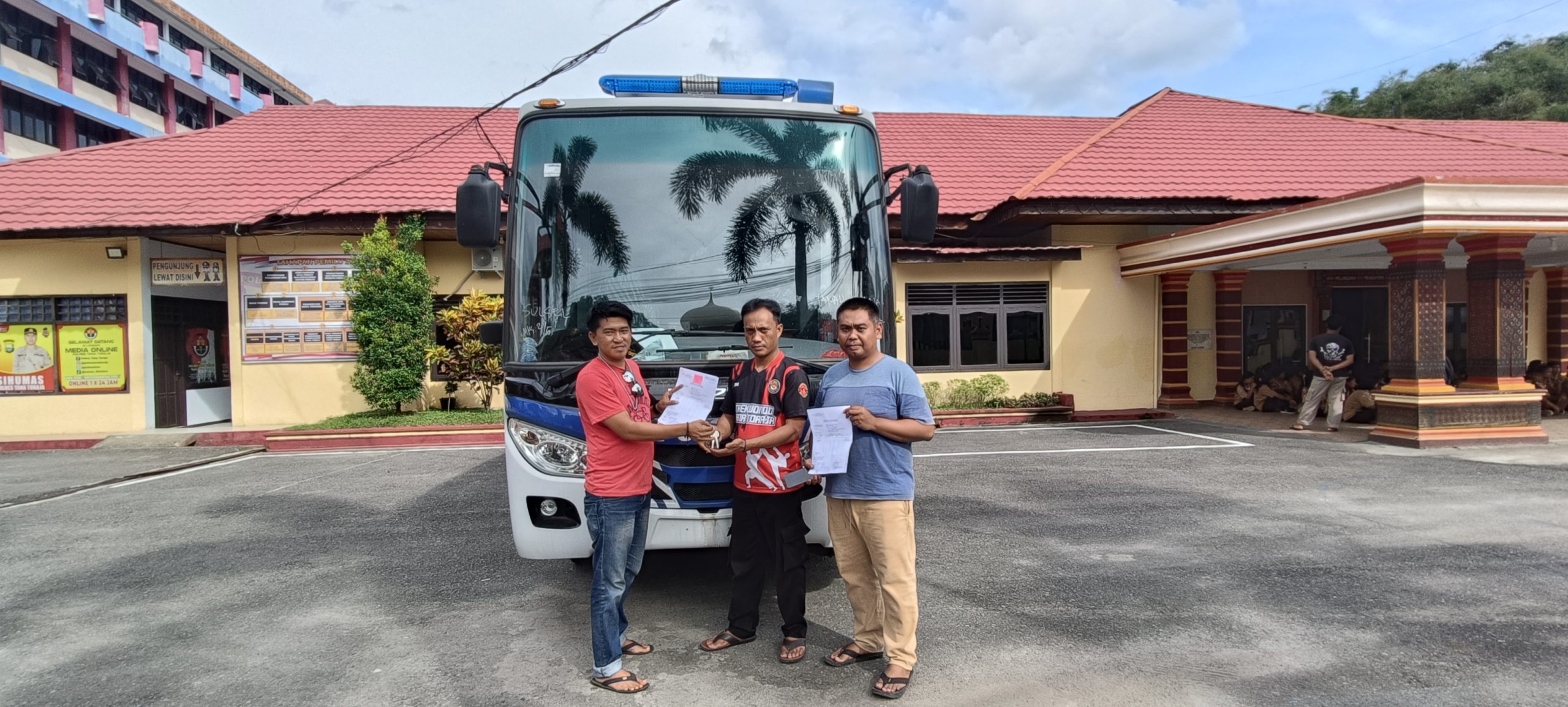 Sat Lantas Polres Tana Toraja Mendapatkan Kendaraan Mini Bus SIM Keliling