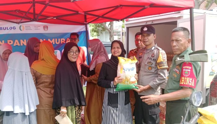 Personel Polsek Sabbangparu Lakukan Pengamanan Kegiatan Pasar Murah di Lapangan Kantor Kecamatan