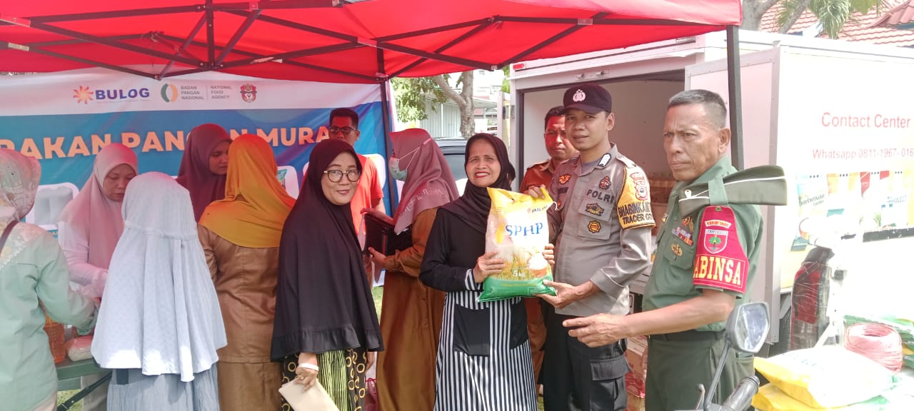 Personel Polsek Sabbangparu Lakukan Pengamanan Kegiatan Pasar Murah di Lapangan Kantor Kecamatan