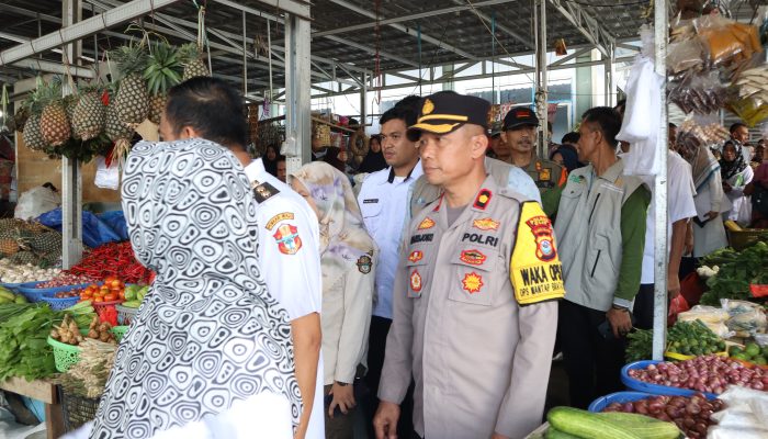 Jelang Natal dan Tahun Baru, Waka Polres Wajo bersama TPID, Memantau Langsung Perkembangan Harga Sembako Ke Pasar