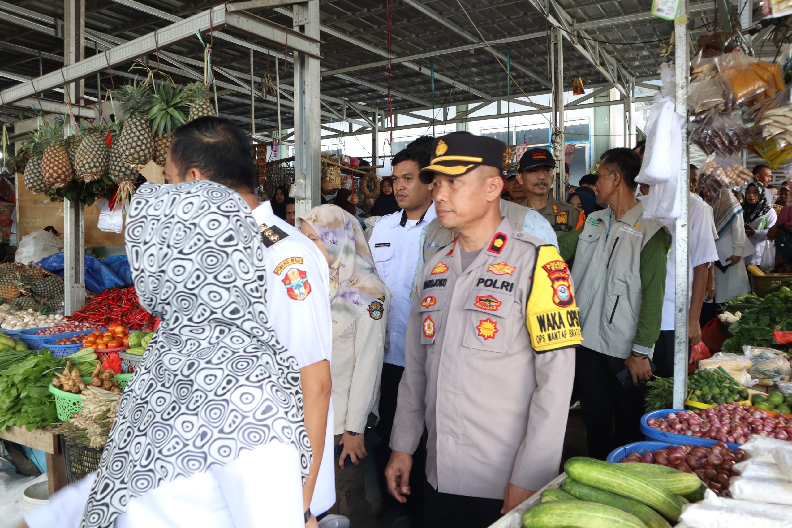Jelang Natal dan Tahun Baru, Waka Polres Wajo bersama TPID, Memantau Langsung Perkembangan Harga Sembako Ke Pasar
