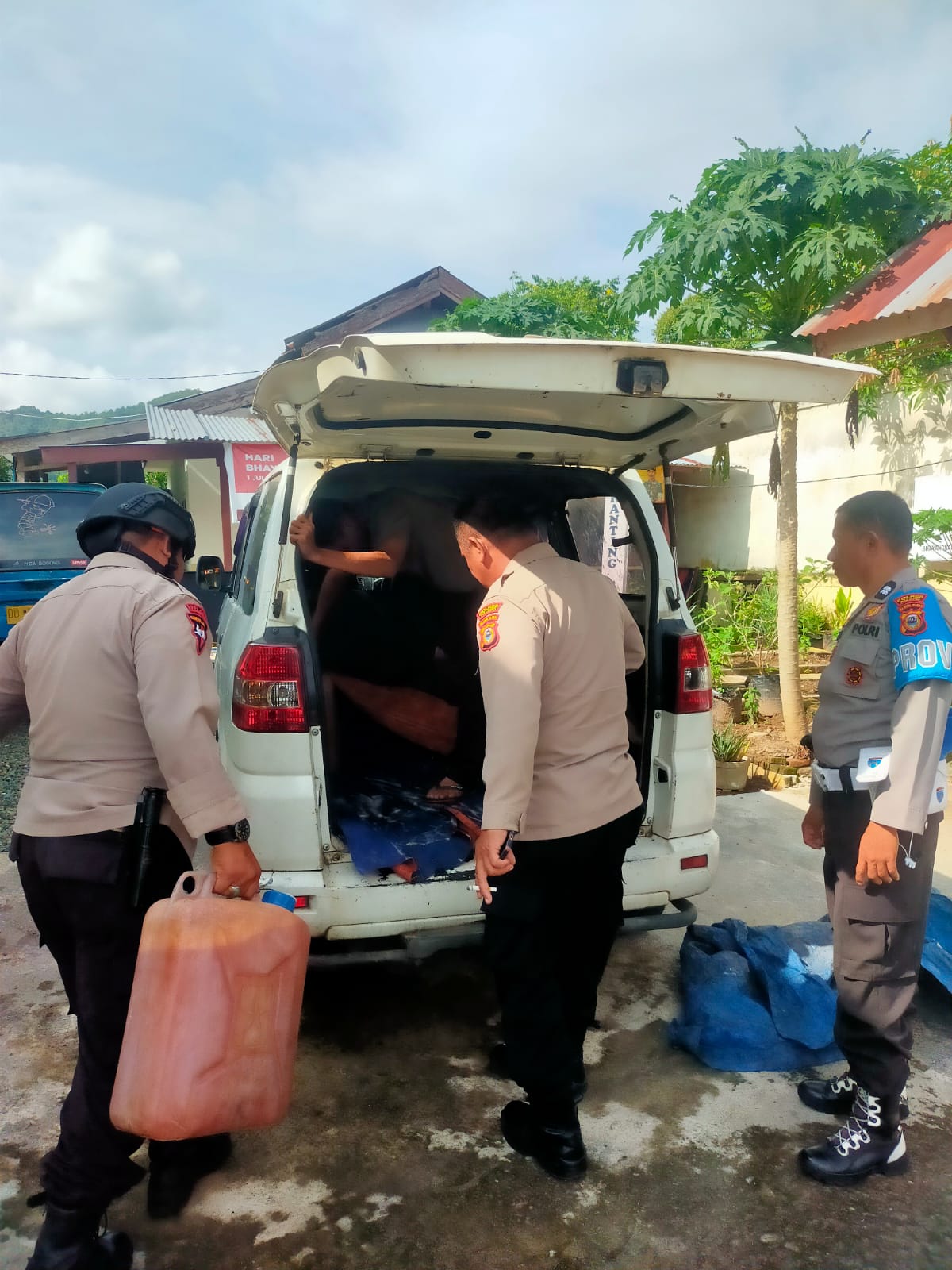Polsek Telluwanua Polres Palopo Gelar Razia Miras Jelang Pelaksanaan Nataru