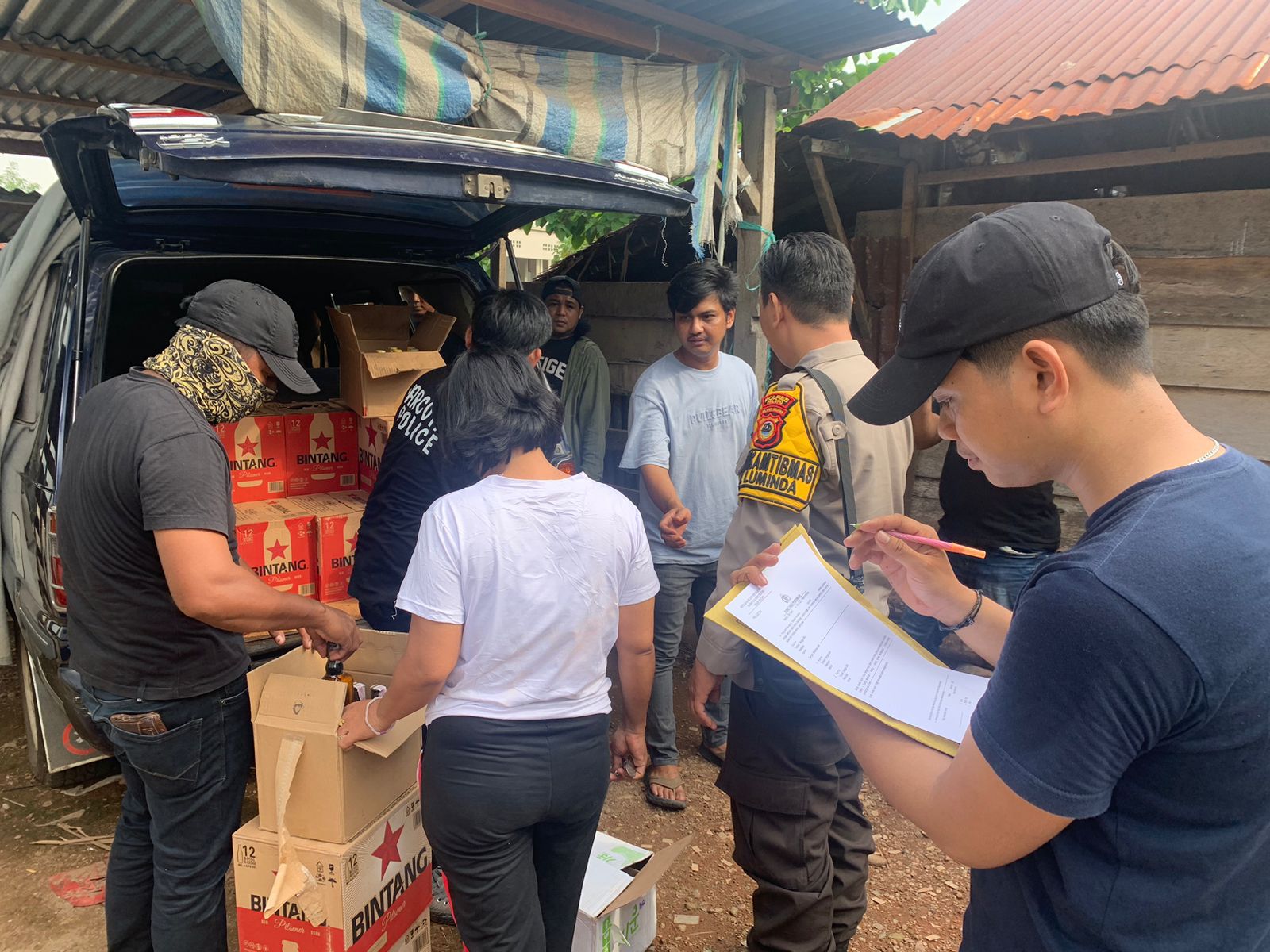 Satresnarkoba Polres Palopo Amankan Puluhan Botol Miras Tanpa Ijin Resmi