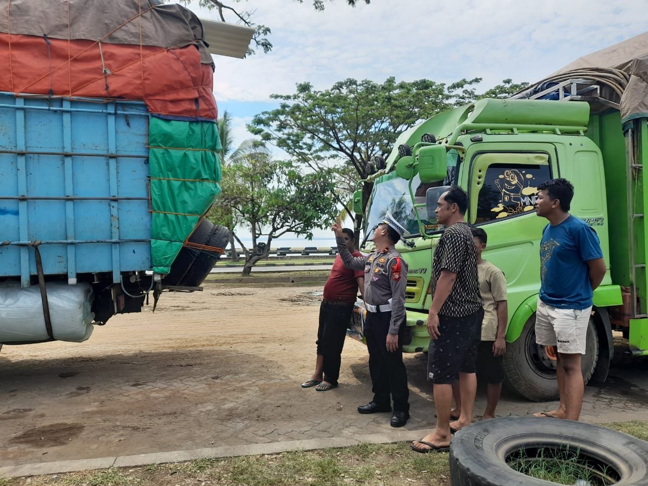 Ops Lilin, Satlantas Polres Bone Imbau Truk ODOL dan Ajak Tertib Berlalu Lintas