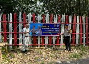 Hari Pertama Ops Lilin 2023, Kasat Lantas Polres Sinjai Pimpin Langsung Pemasangan Spanduk Himbauan
