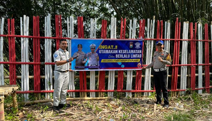 Hari Pertama Ops Lilin 2023, Kasat Lantas Polres Sinjai Pimpin Langsung Pemasangan Spanduk Himbauan