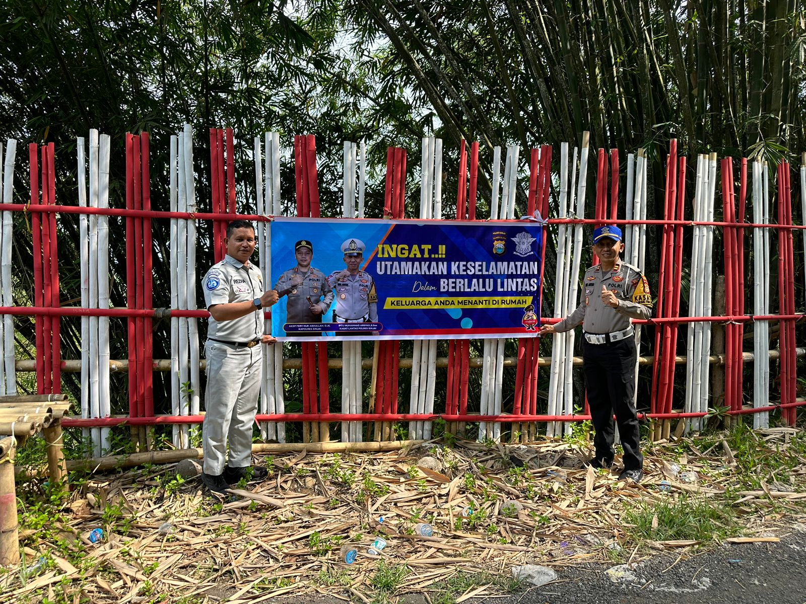 Hari Pertama Ops Lilin 2023, Kasat Lantas Polres Sinjai Pimpin Langsung Pemasangan Spanduk Himbauan