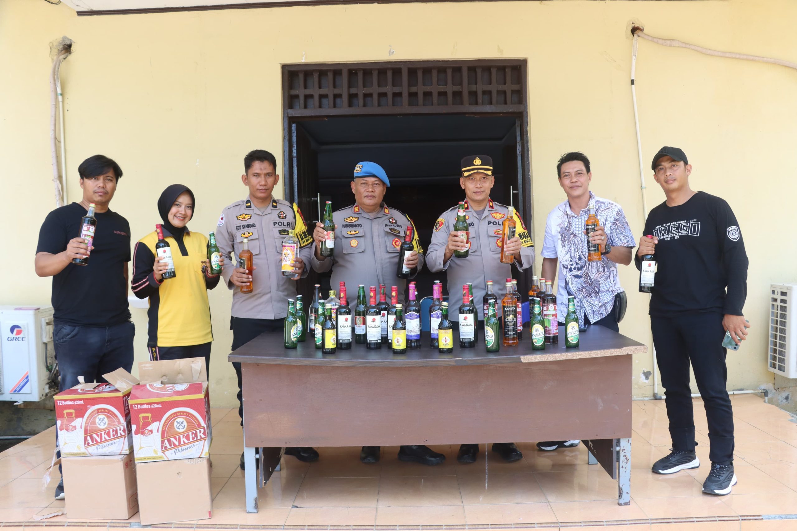 Jelang Perayaan Nataru, Polres Wajo Musnahkan Ratusan Botol Miras Hasil KRYD