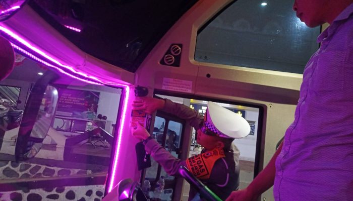 Ops Lilin,Kasat Lantas Polres Pare-Pare Turun Langsung Berikan Sosialisasi Waktu Jam Mengemudi Kepada Supir Bus Antar Kota