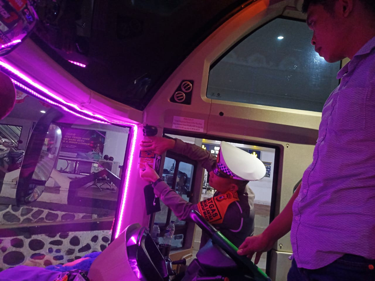 Ops Lilin,Kasat Lantas Polres Pare-Pare Turun Langsung Berikan Sosialisasi Waktu Jam Mengemudi Kepada Supir Bus Antar Kota