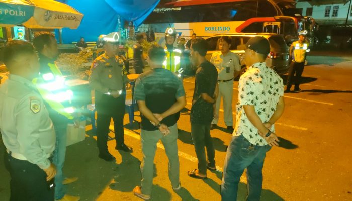Sat Lantas Polres Palopo Lakukan Pemeriksaan Kesehatan Kepada Supir Bus