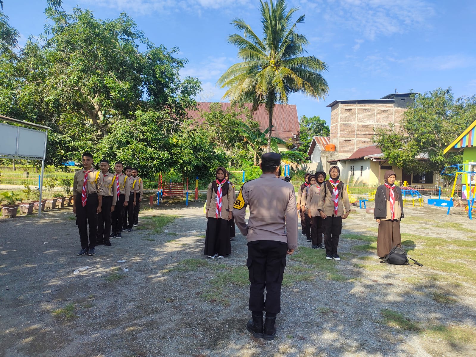 Kapolsek A.Mahdin Beri Arahan Kepada Anggota Saka Bhayangkara Ranting Pitumpanua