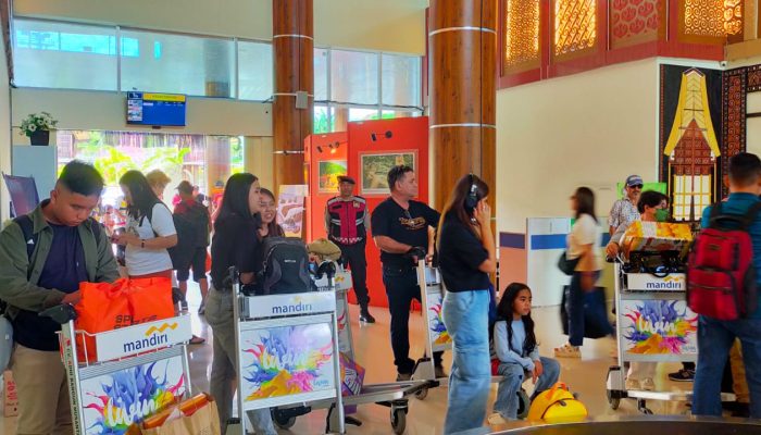 Personil Polsek Mengkendek Himbau Warga Kembali Mematuhi Prokes Dibandara Buntu Kuni