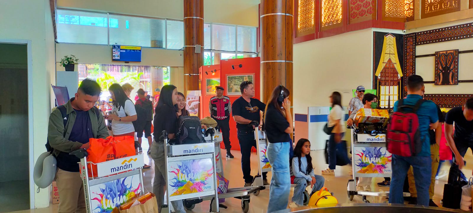 Personil Polsek Mengkendek Himbau Warga Kembali Mematuhi Prokes Dibandara Buntu Kuni