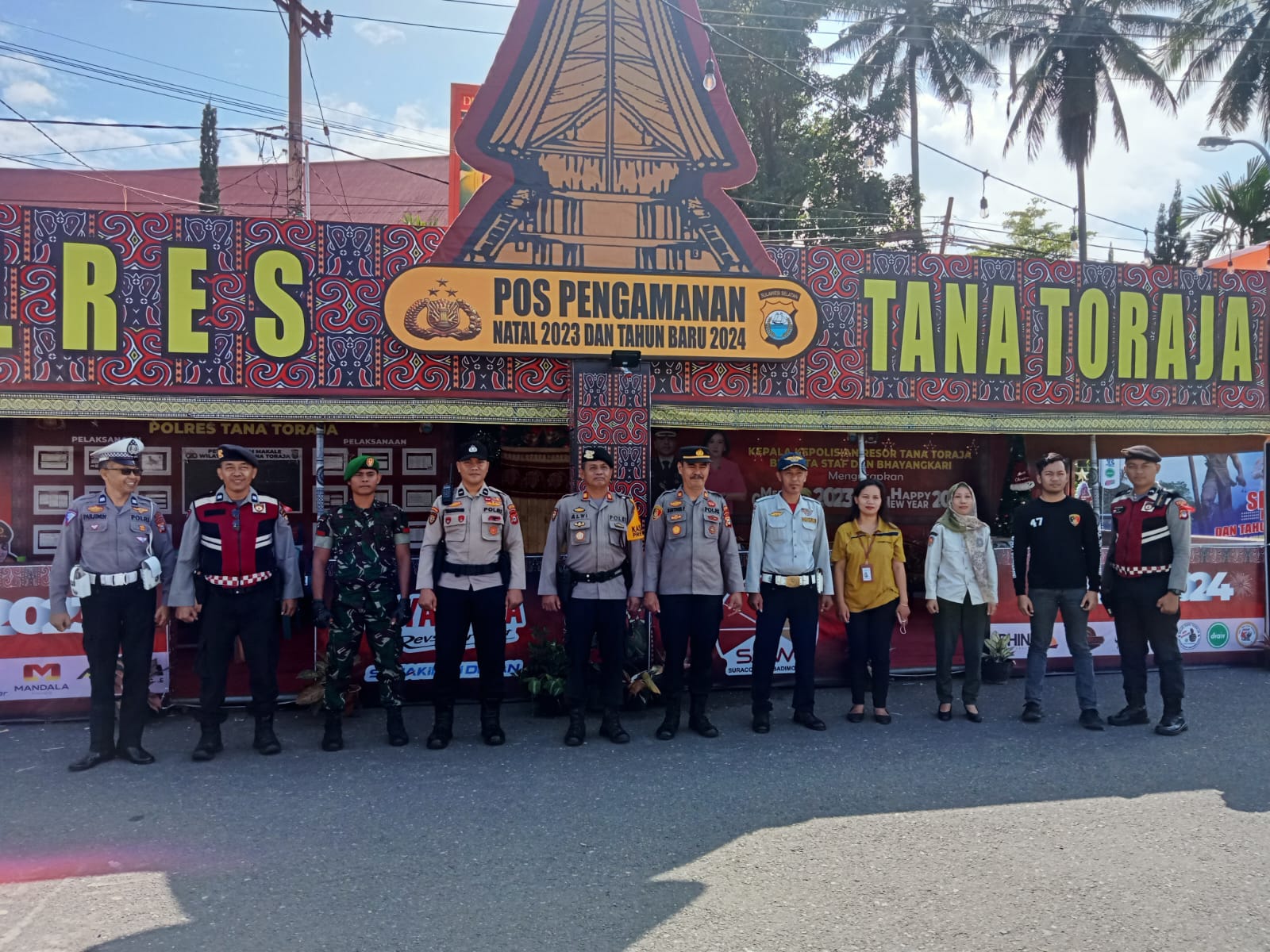 Personil TNI - Polri bersama Tim Gabungan Instansi Terkait Siaga Di Pos Pengamanan Dan Pos Layananan