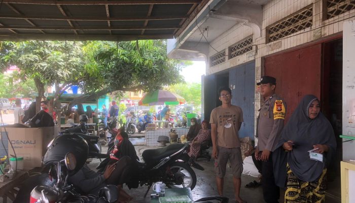 Bhabinkamtibmas Polsek Sabbangparu Polres Wajo Melakukan Patroli dan Pengamanan di Pasar Salojampu