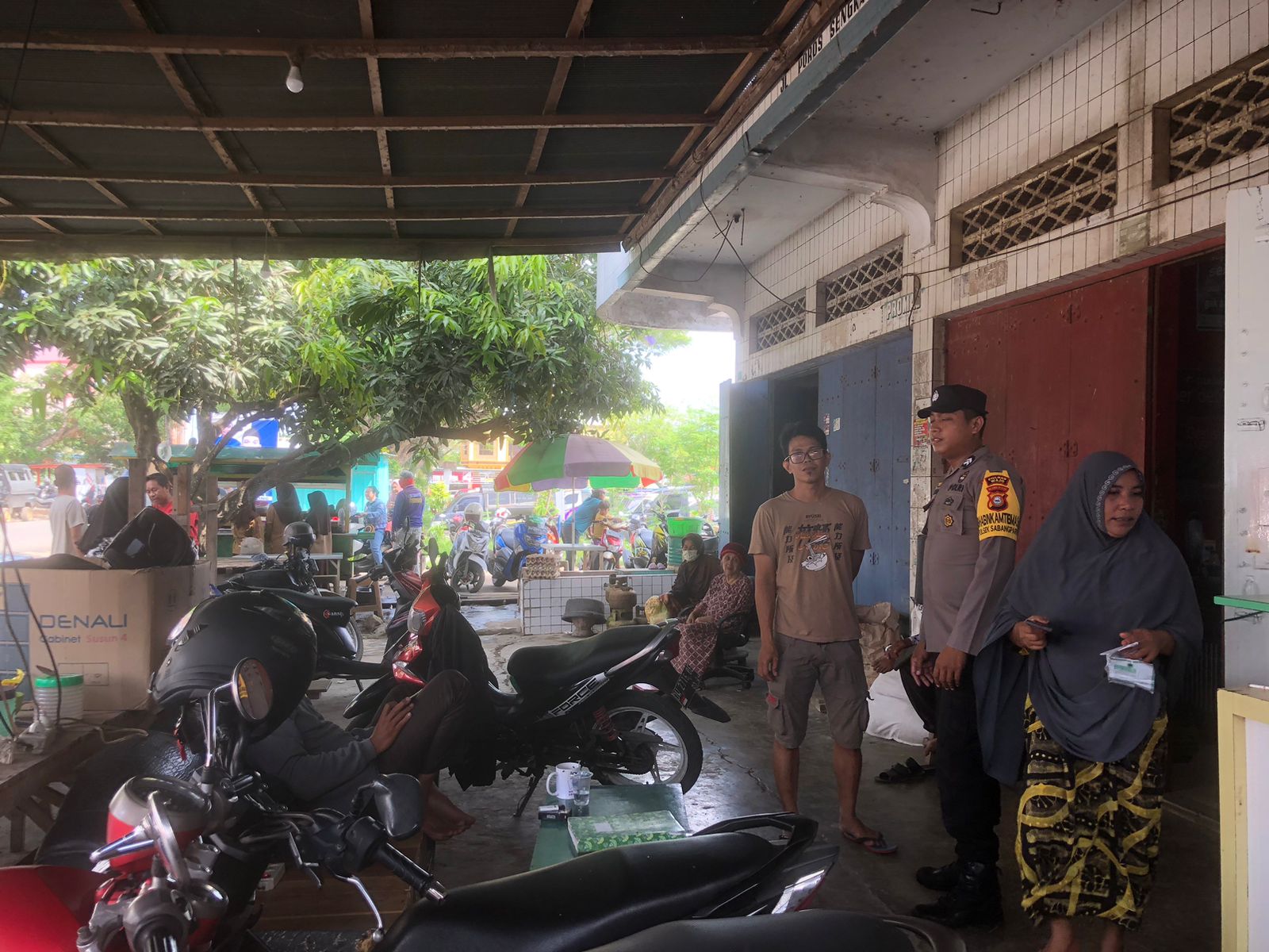 Bhabinkamtibmas Polsek Sabbangparu Polres Wajo Melakukan Patroli dan Pengamanan di Pasar Salojampu