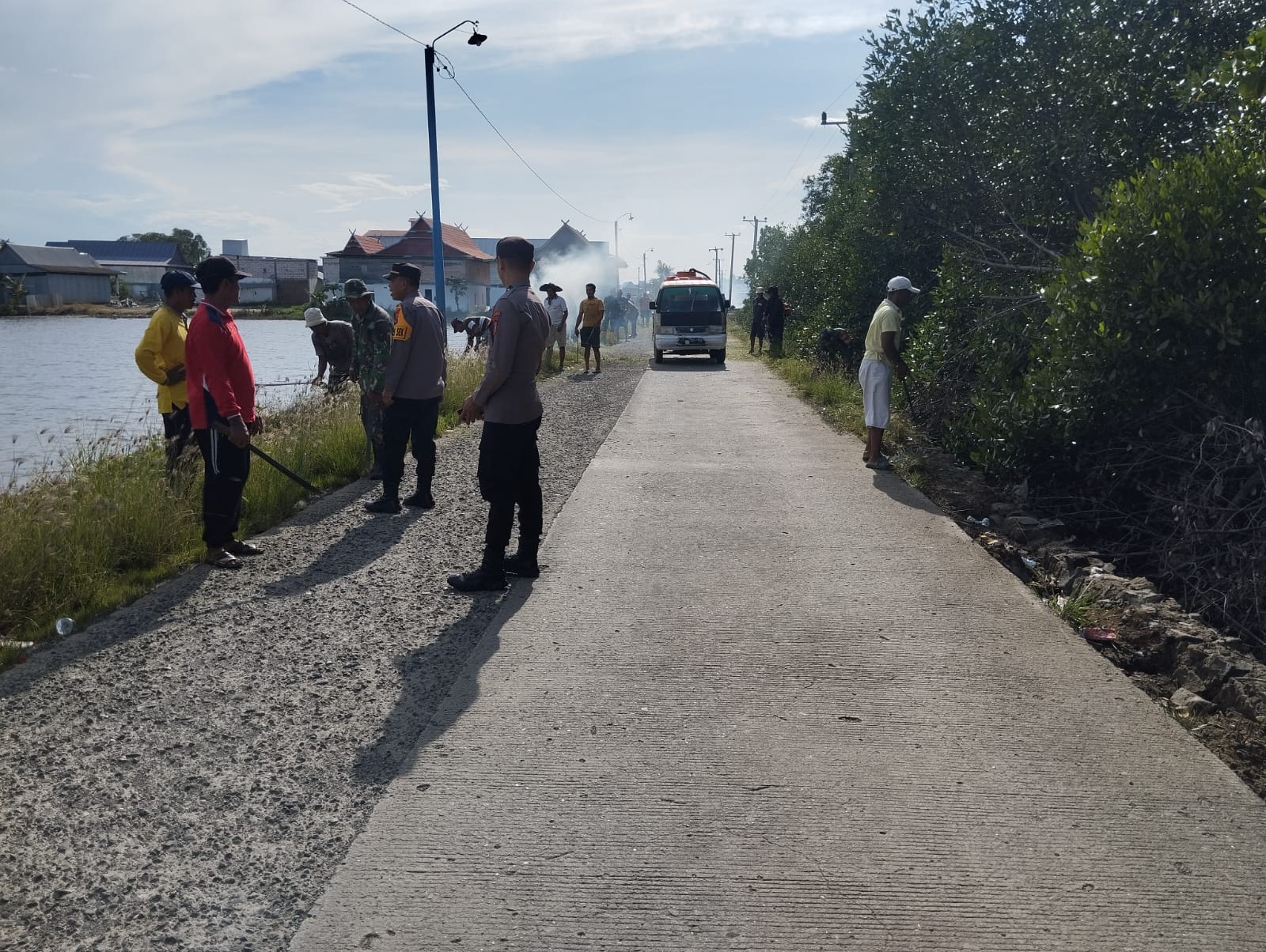 Bangun Semangat Gotong Royong, Personil Polsek dan Koramil Sajoanging Laksanakan Baksos Bersama Masyarakat