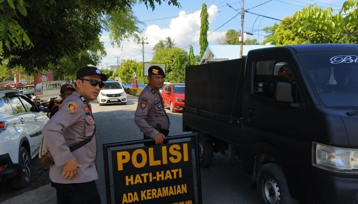 Wujud Polri Hadir di Tengah Masyarakat, Personel Polsek Belawa Lakukan Pengamanan dan Pengaturan Lalin