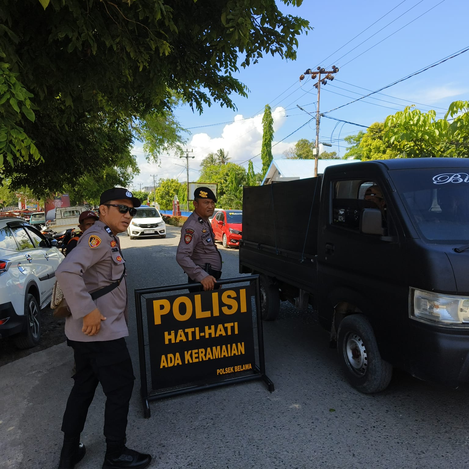 Wujud Polri Hadir di Tengah Masyarakat, Personel Polsek Belawa Lakukan Pengamanan dan Pengaturan Lalin