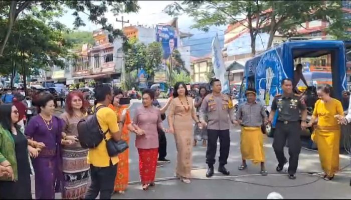 Kapolres Tana Toraja Bersama Dandim 1414/Tator Mengikuti Tarian Ma’bugi Pada Puncak Acara Lovely Desember 2023