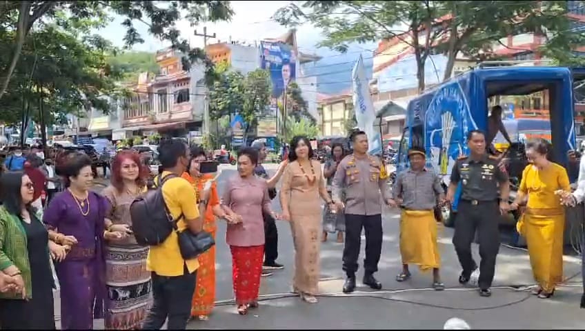 Kapolres Tana Toraja Bersama Dandim 1414/Tator Mengikuti Tarian Ma'bugi Pada Puncak Acara Lovely Desember 2023