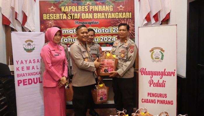 Polres Pinrang Bersama Bhayangkari Cabang Pinrang Serahkan Bingkisan Natal dan Jumat Berkah