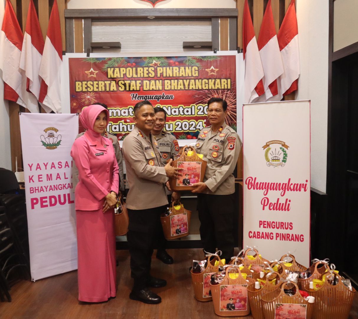 Polres Pinrang Bersama Bhayangkari Cabang Pinrang Serahkan Bingkisan Natal dan Jumat Berkah