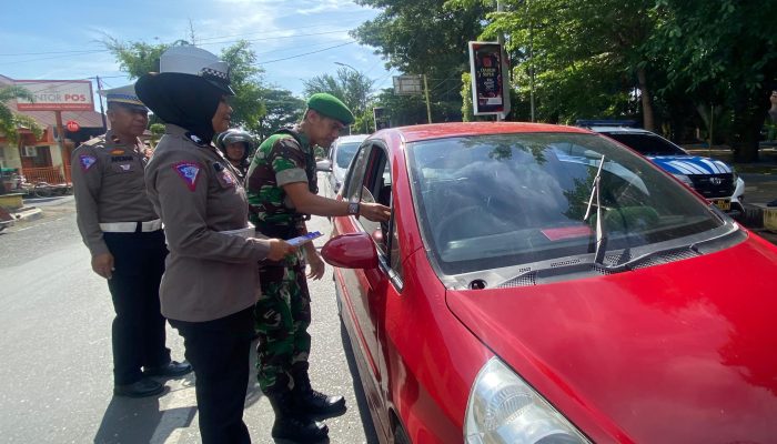 Ajak Tertib Berlalulintas, Polantas Bone Bagikan Brosur Dan Stiker Imbauan Ke Pengendara