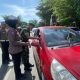 Ajak Tertib Berlalulintas, Polantas Bone Bagikan Brosur Dan Stiker Imbauan Ke Pengendara