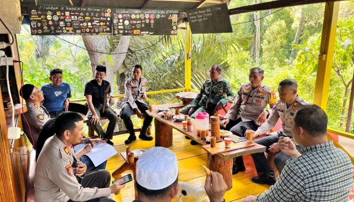 Kapolres Soppeng pimpin Jum’at Curhat di Kawasan Wisata Lemba Cinta Mattabulu