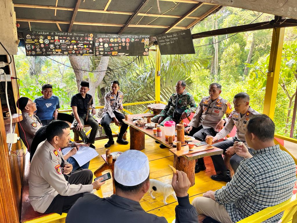 Kapolres Soppeng pimpin Jum'at Curhat di Kawasan Wisata Lemba Cinta Mattabulu