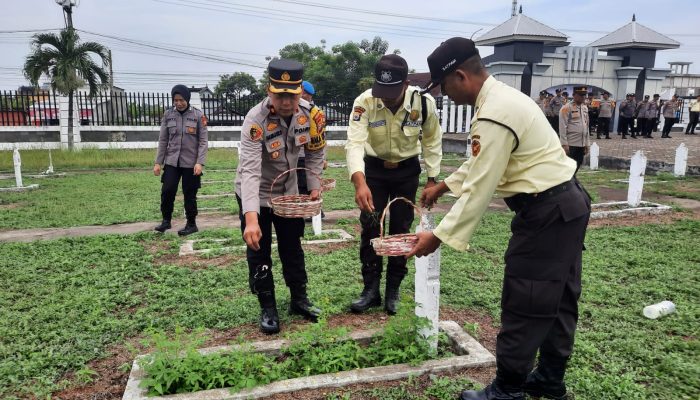 Dalam Rangka HUT Satpam ke-43 Tahun, Waka Polres Wajo Pimpin Ziarah dan Tabur Bunga di TMP Empagae