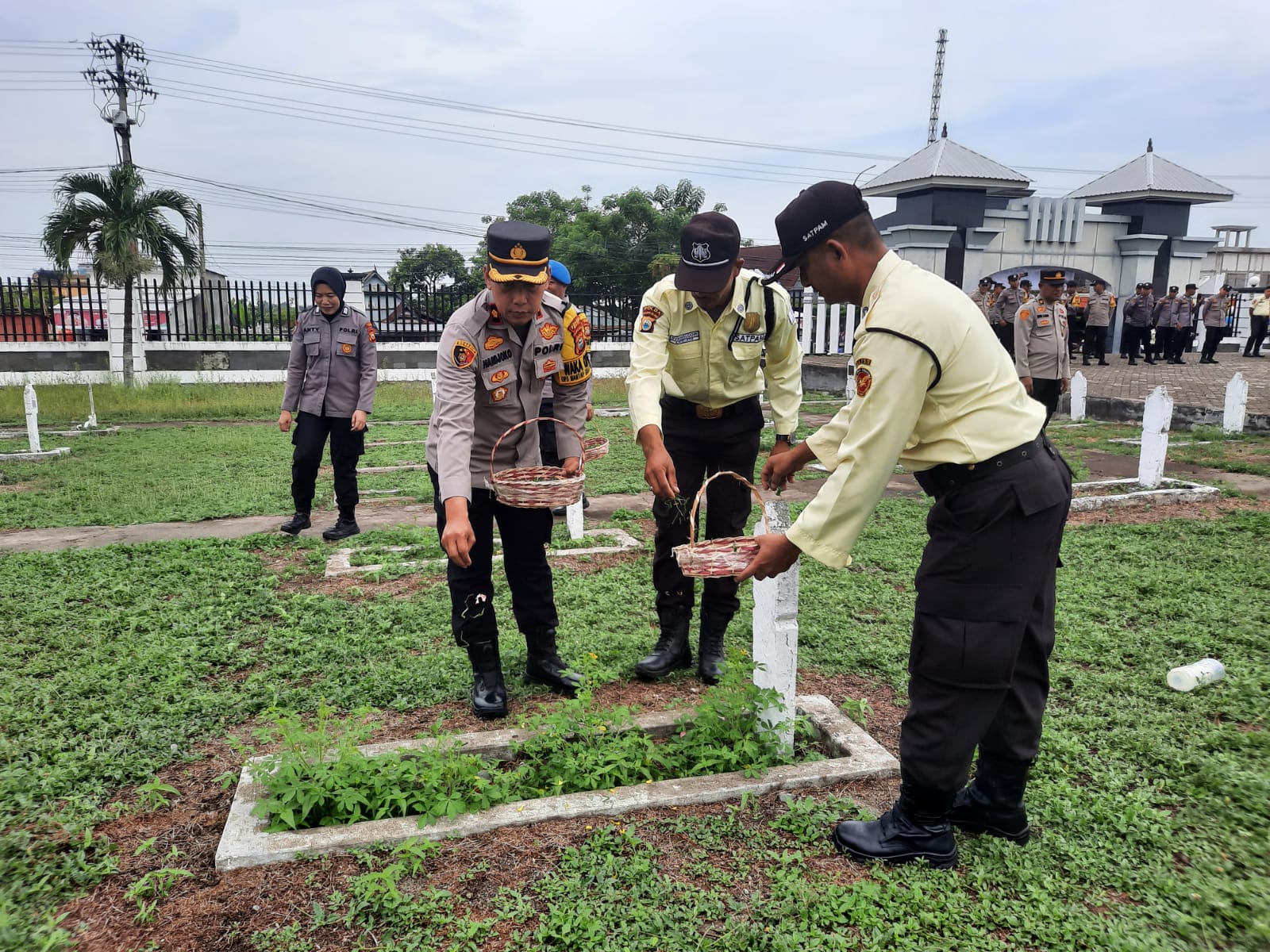 Dalam Rangka HUT Satpam ke-43 Tahun, Waka Polres Wajo Pimpin Ziarah dan Tabur Bunga di TMP Empagae