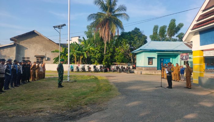 Bersama Camat, Kapolsek Pitumpanua Laksanakan Apel Siaga Pengamanan Tahun Baru