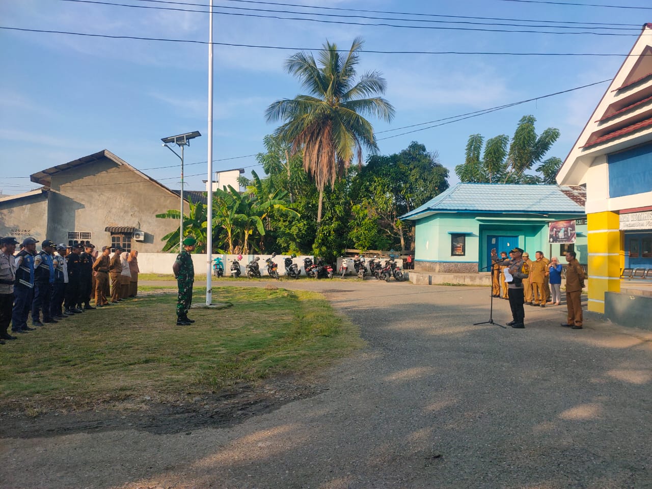Bersama Camat, Kapolsek Pitumpanua Laksanakan Apel Siaga Pengamanan Tahun Baru