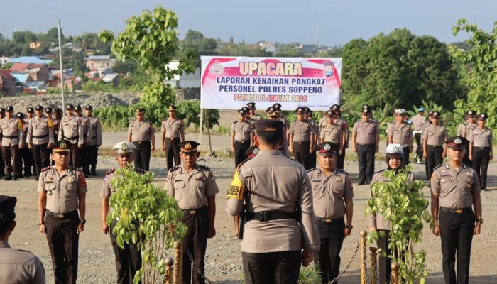 Kapolres Soppeng Pimpin Upacara Kenaikan Pangkat Personil