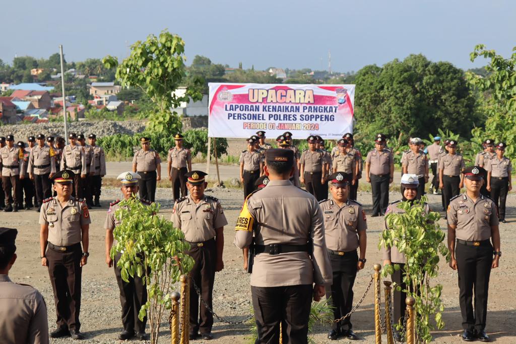 Kapolres Soppeng Pimpin Upacara Kenaikan Pangkat Personil
