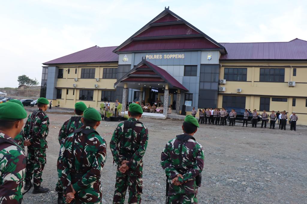 Dalam Rangka Pengamanan Malam Tahun Baru, Kapolres Soppeng Pimpin Apel Gelar Pasukan Pengamanan