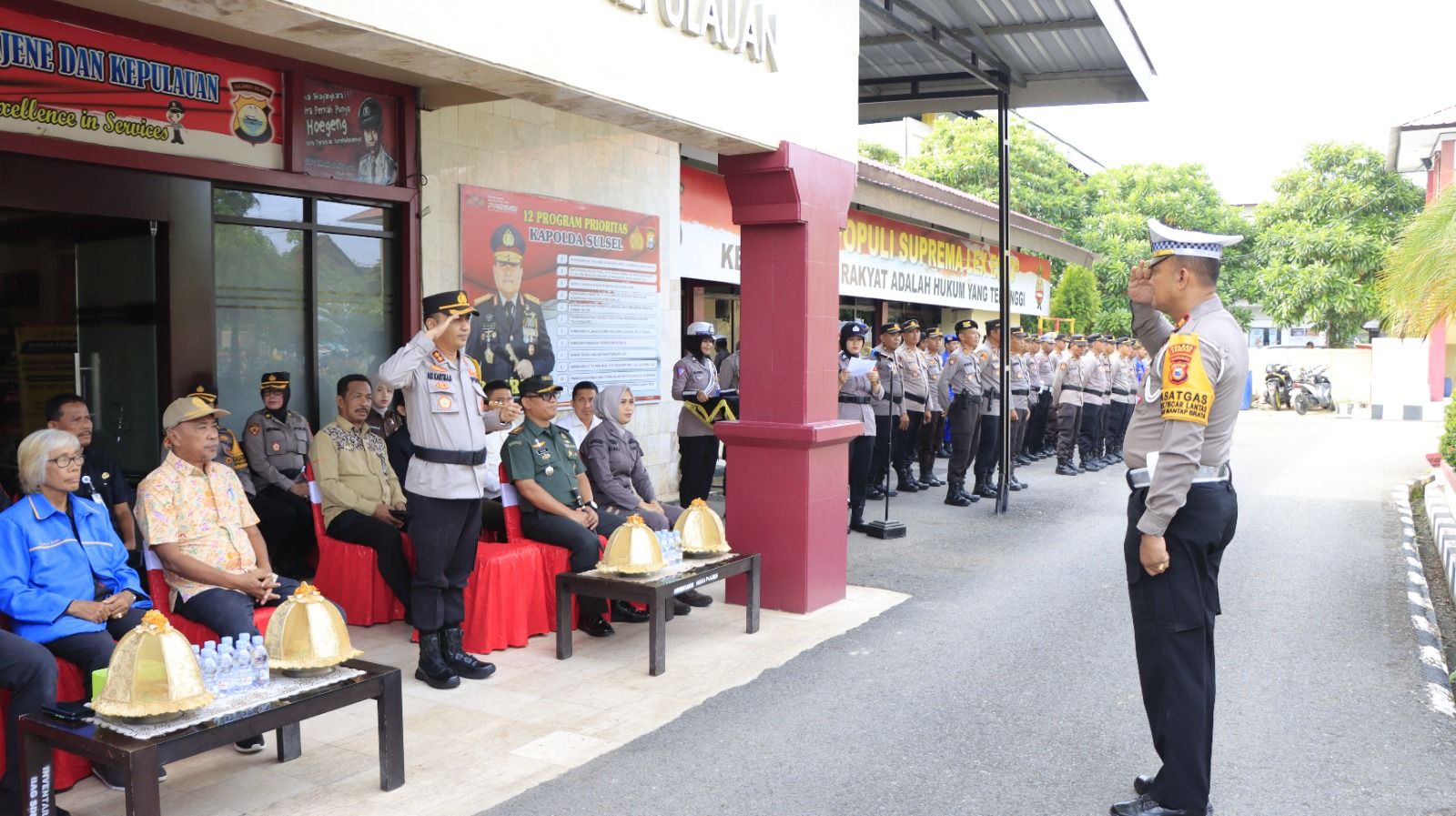 Kapolres Pangkep Pimpin Apel Gelar Pasukan Ops Lilin 2023 Dalam Rangka Pengamanan Nataru