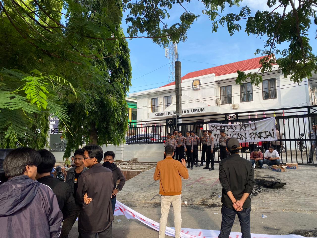 Polres Wajo Sukses Amankan Unras di Depan KPU Wajo
