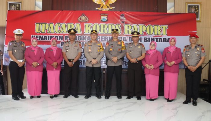 Kapolres Sinjai Pimpin Upacara Korps Raport Kenaikan Pangkat Dirangkaikan Pemberian Penghargaan