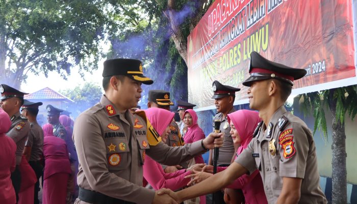 Awali Tahun 2024 Kapolres Luwu Pimpin Upacara Laporan Kenaikan Pangkat 30 Personilnya.