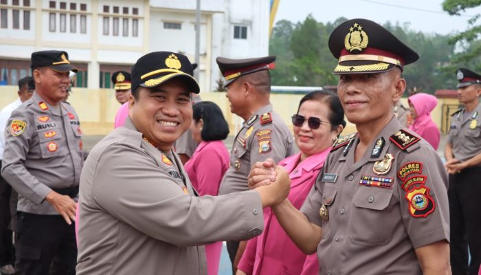Jelang Tahun 2024, Polres Toraja Utara Gelar Upacara Korps Raport Kenaikan Pangkat 19 Personel