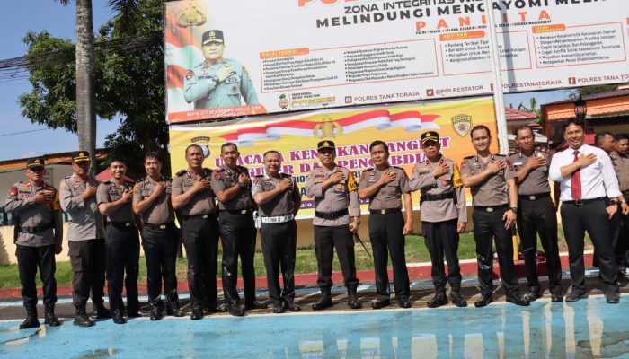 32 Personil Polres Tana Toraja Mendapatkan Anugrah Kenaikan Pangkat Setingkat Lebih Tinggi