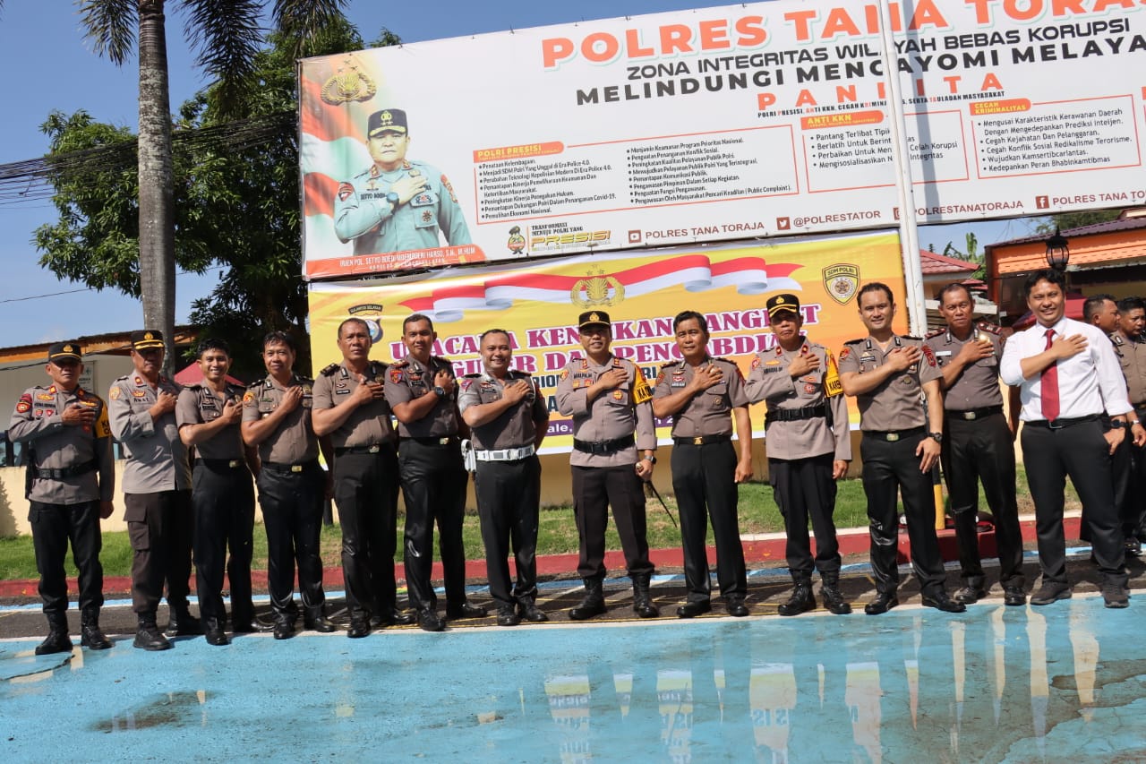 32 Personil Polres Tana Toraja Mendapatkan Anugrah Kenaikan Pangkat Setingkat Lebih Tinggi