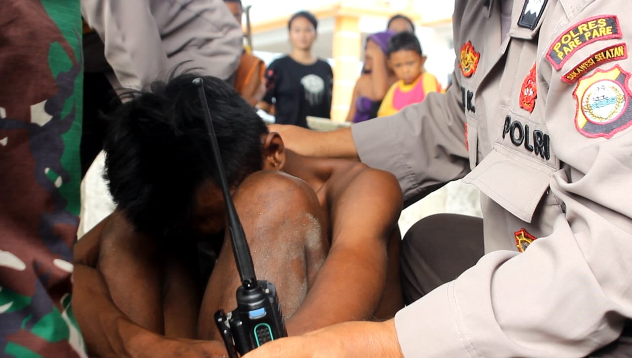 Heboh, ODGJ Panjat Tiang Lampu Di Anjungan Cempae, Di Evakuasi Dengan Cara Ini !!!