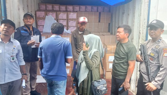 Polres Palopo Laksanakan Pengawalan dan Pengamanan Kedatangan Logistik KPU