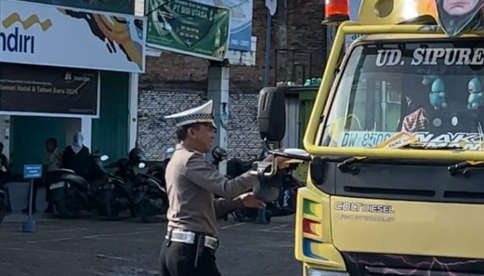 Jum’at Berkah, Sat Lantas Polres Sinjai Kembali Berbagi Terhadap Sesama